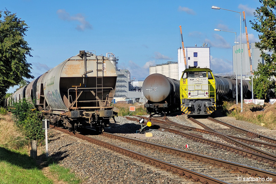 G1206-Lok der Regiobahn Bitterfeld hat in das Verbio-Werk umgesetzt, zur Übernahme der beiden Kesselwagengruppen. 