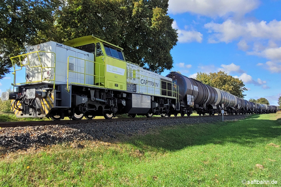 RBB-Lok 1022 alias 275 801 hat beiden Kesselwagengruppen zusammenrangiert und steht aufgrund der Wagenzuglänge auf dem Streckengleis. <br>Nach einer Bremsprobe ging es mit rund 1800 Tonnen nach Bitterfeld Nord.