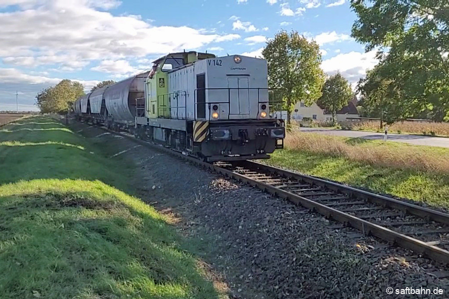Ausfahrt Großzöberitz: V142 befindet sich mit dem 560m langen Zug im Gefälle gen Zörbig.