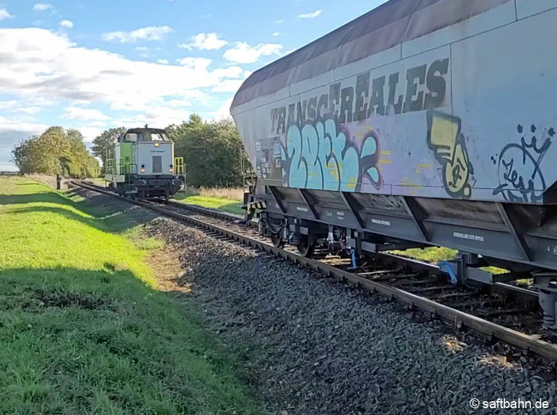 V133 als ungekuppelte Nachschiebelok: In Großzöberitz konnte sie dem Zug bis Zörbig auf Sicht folgen. Beide Lokführer stehen dabei trotzdem in Funkverbindung.