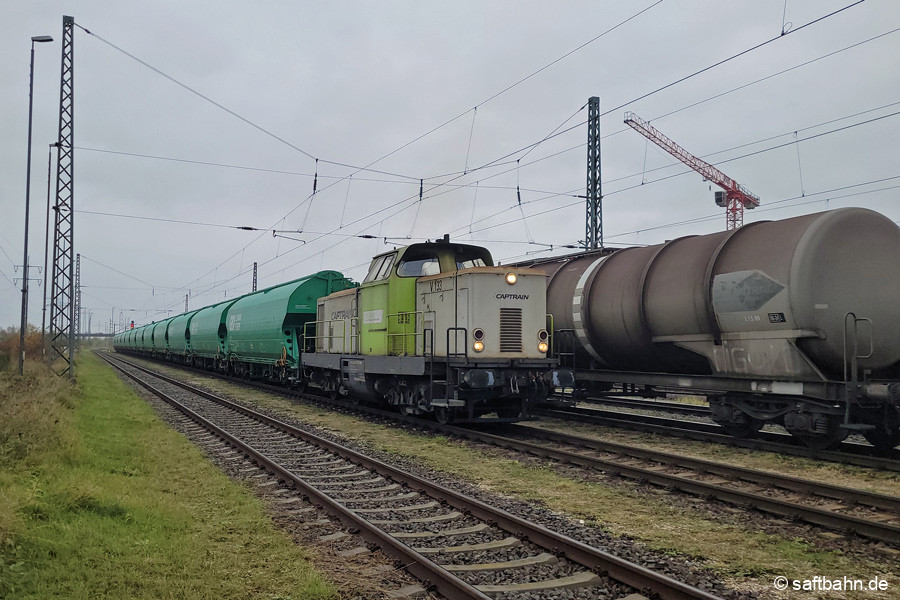 Am Nachmittag des 21.11.2023 übernimmt V133 im Bahnhof Bitterfeld die letzte Wagengruppe und bringt ihn zur Zwischenabstellung nach Bitterfeld Nord.