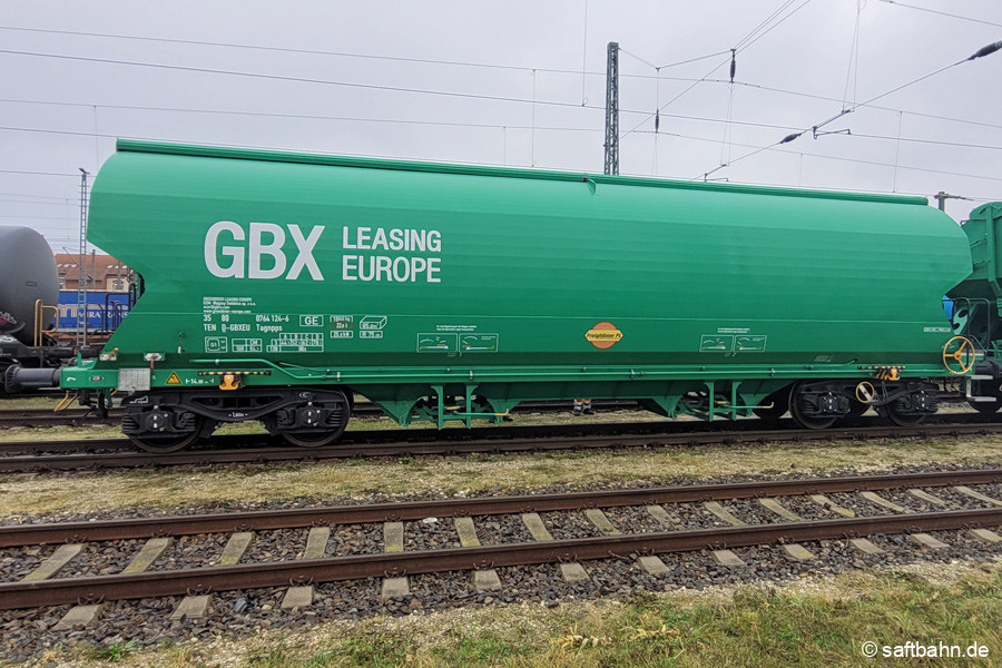 GBX-Schwenkdachwagen des Typs Tagnpps mit schienenmittiger Entladung. Die Wagen wurden von Freightliner angemietet und kommen auch auf der 