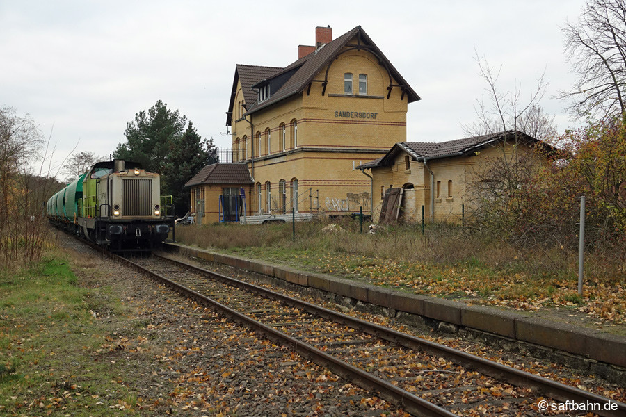 Am 23.11.2023 hat V133 ddie letzten Wagen aus Zörbig abgeholt und kommt nun in Sandersdorf wegen eines defekten Bahnübergangs zum stehen.