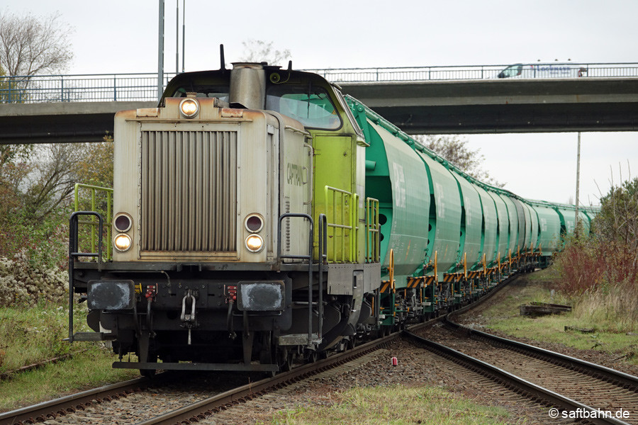 V133 rangiert in Bitterfeld die Wagen zusammen.