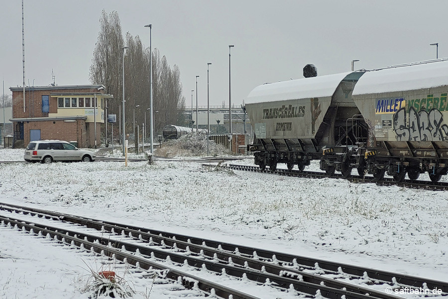 Die mit der Entgleisung auf dem Bahnübergang Parsevalstraße stehenden Waggons wurden zurückgezogen.