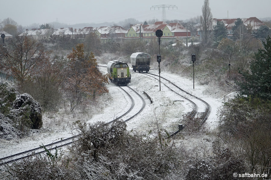 In Schrittgeschwindigkeit wird der havarierte Wagen in Bitterfeld zum Abstellgleis gefahren.