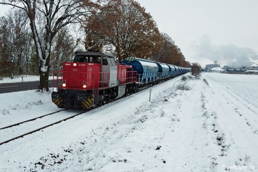 RBB 275 027 mit dem knapp 580 Meter langen Leergetreidewagenzug.