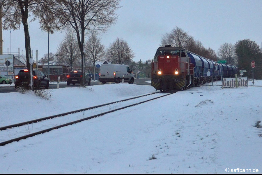 Querung des Bahnübergangs in Großzöberitz.