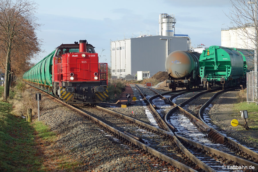 275 027 hat in zwei Zugteile mit Getreide am 09.12.23 zugestellt und wird von Zörbig Thura Mark aus, als Solofahrt nach Bitterfeld Nord aufbrechen.