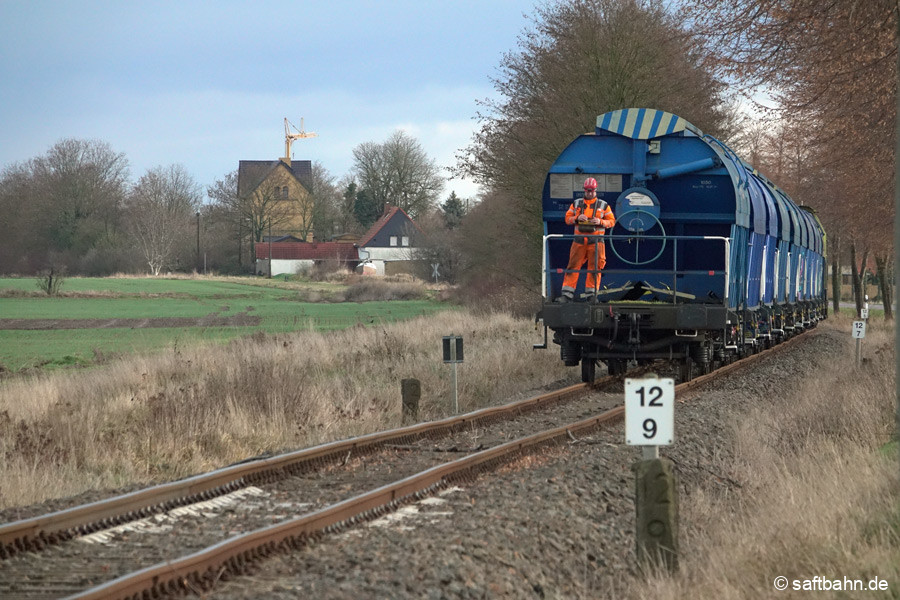 Am 26.12.23 steuert die Getreidewagengruppe aus Bitterfeld das Ziel Zörbig entgegen. Links im Hintergrund ist das Bahnhofsgebäude von Großzöberitz zu erkennen.
