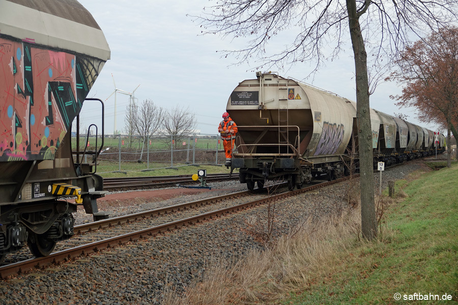 In Zörbig Thura Mark werden die in Bitterfeld getrennten Wagen auf dem Streckenübergabegleis wieder vereinigt.