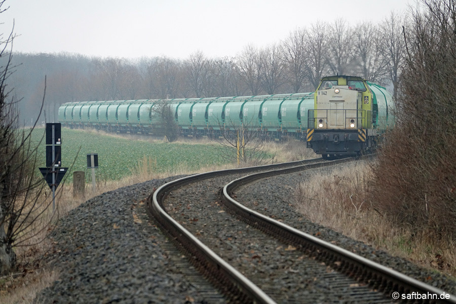 Im Bremsgang nähert sich die lange Fuhre den örtlichen Bahnübergang von Heideloh.