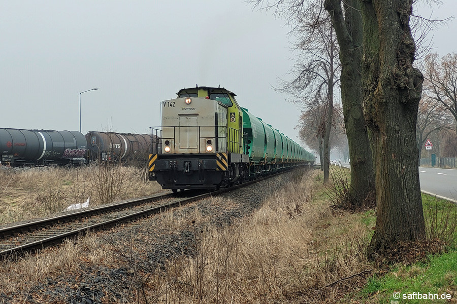 Auf dem Streckengleis in Zörbig Thura Mark kommt V142 mit den 27 Wagen für die Abstellung zum halten