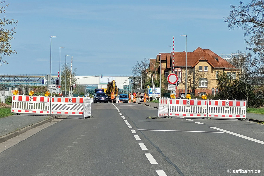 Gesperrter Bahnübergang in der Bitterfelder Parsevalstraße