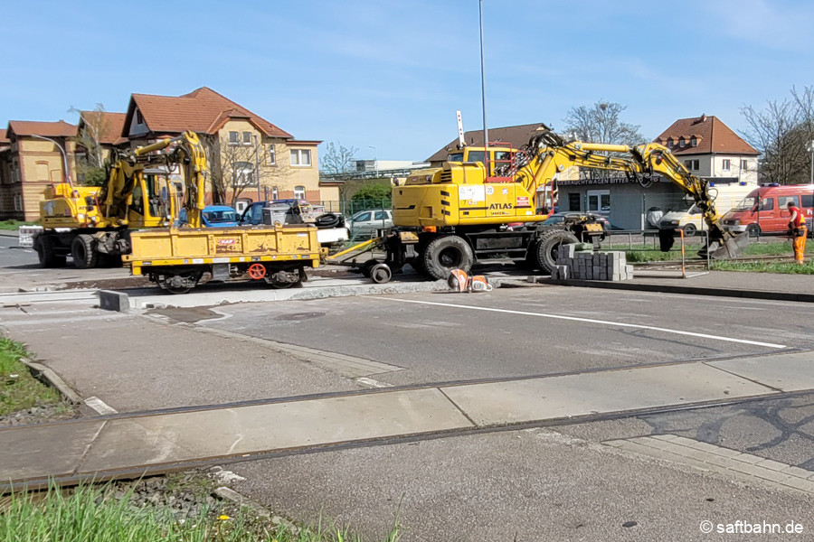 Am 06.04.24 fuhr der Zweiwegebagger bereits auf den neu verlegten Gleistragplatten.