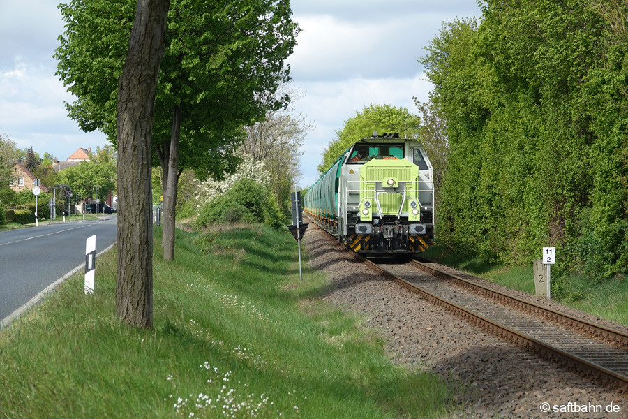 Ortdurchfahrt Großzöberitz: 650 093 hat soeben den einstigen Bahnhof hinter sich gelassen.