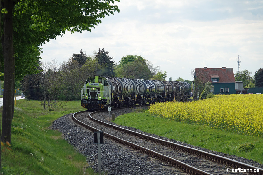 Nach Querung des örtlichen unbeschrankten Bahnübergangs in Heideloh, beschleunigt 650 093 die Kesselwagen gen Sandersdorf.