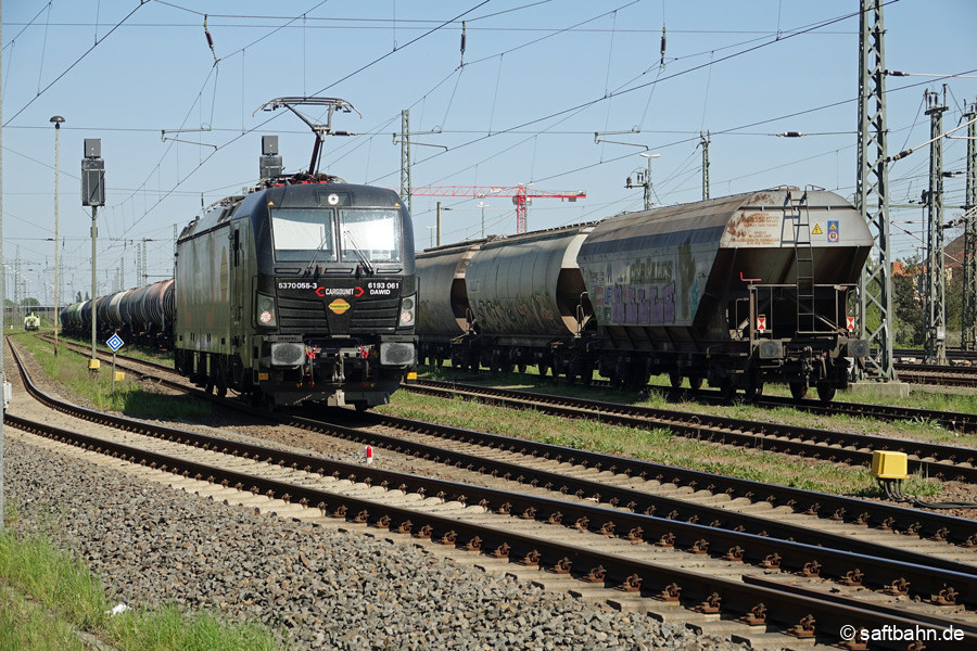 Wagenzugumfahrung: 193 063 setzt an die Spitze des Zuges, um daraufhin in Richtung Norden aus dem Bahnhof Bitterfeld auszufahren.
