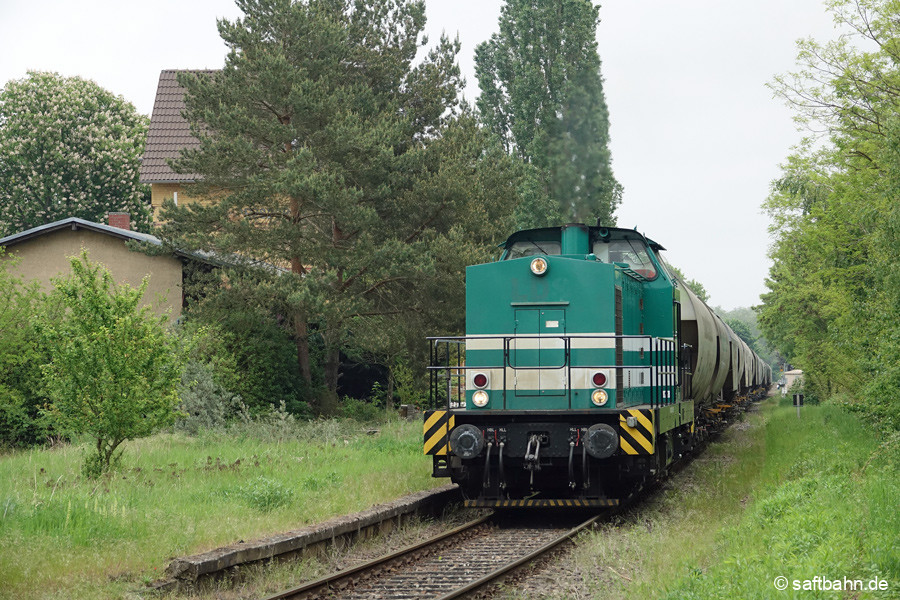 Aus Bitterfeld kommend müht sich 293 501 mit ihrem rund 1500 Tonnen-Zug durch Sandersdorf.