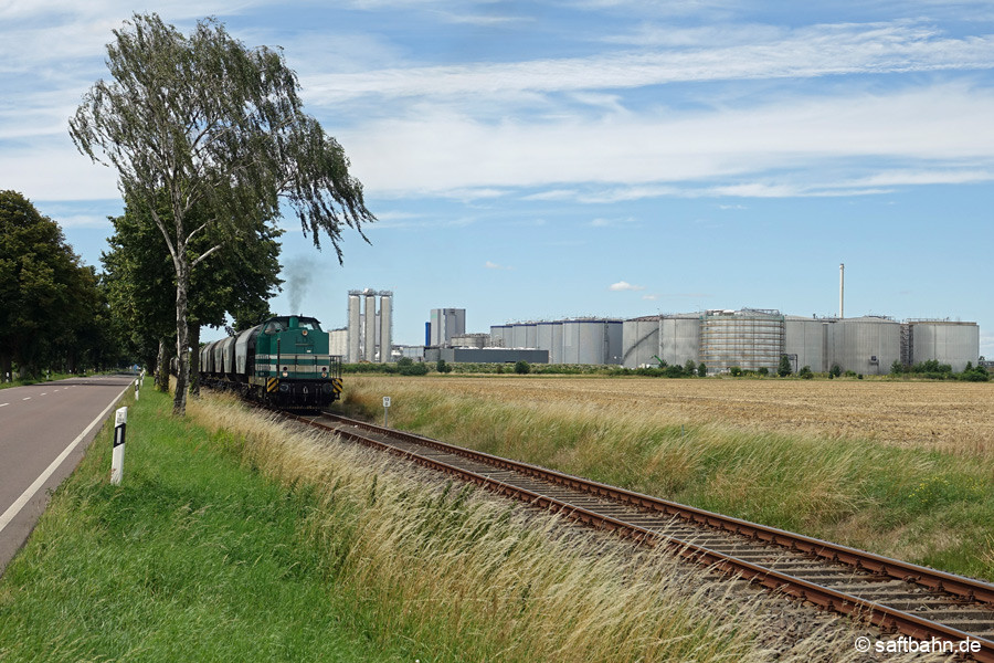 Abfahrt Zörbig: V140 zieht den aus zwei Gleisen abgestellten Wagenzug an.