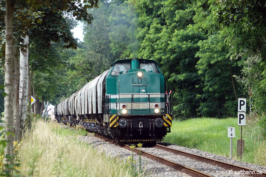 Nach dem Bahnübergang zum Sandersdorfer Zeltplatz, ist V140 fast auf halber Strecke gen Bitterfeld unterwegs.