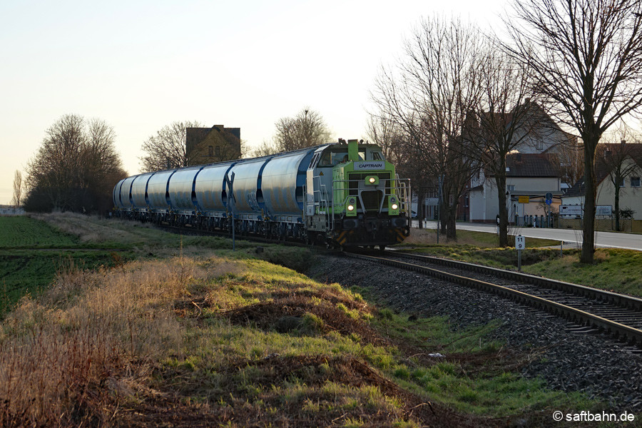 Leichte Talfahrt in Großzöberitz gen Zörbig.