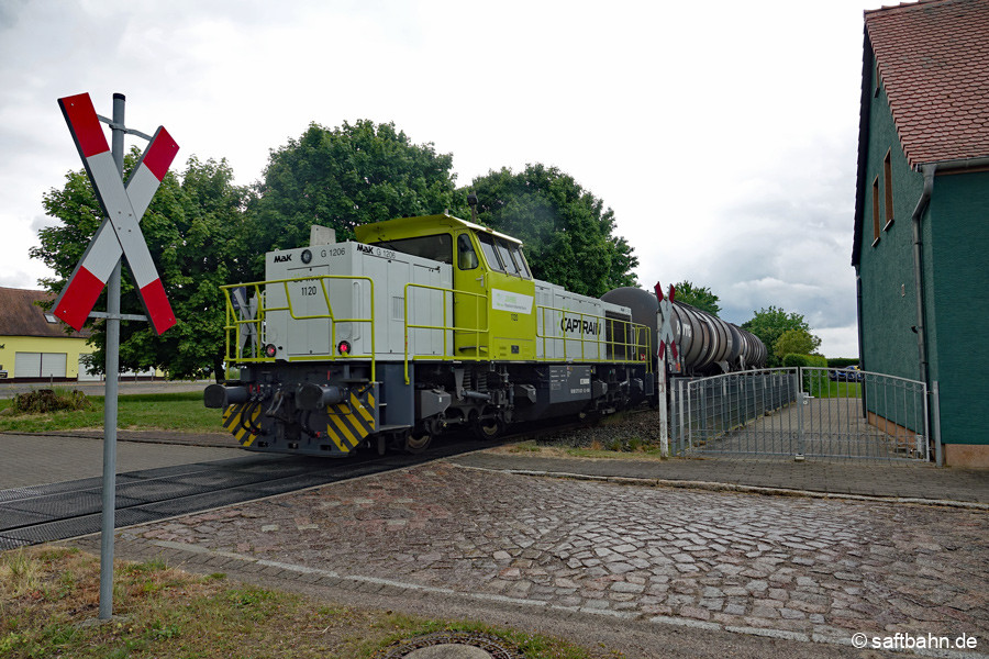 Durchfahrt Heideloh mit Zug- und Schiebelok 1120 (G1206/275 820). 