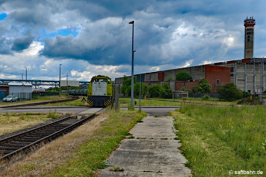 Vom Bahnhof Bitterfeld kommend, nimmt Lok 1120 mit ihrem rund 1600 Tonnen schweren Getreidezug in Bitterfeld Nord schwung in Richtung Steigung.
