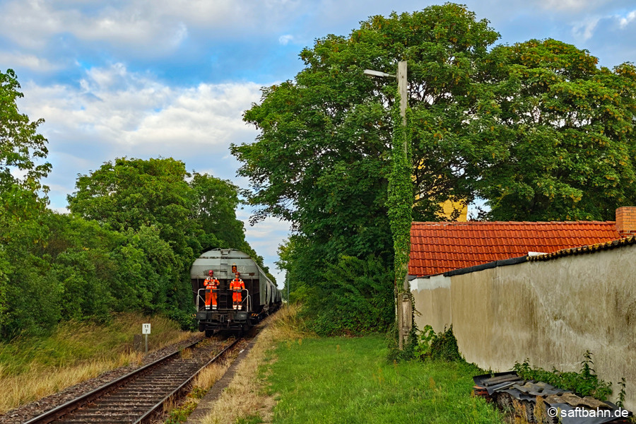 Die Ortschaft Großzöberitz wird wegen defekter Schienenköpfe polternd durchfahren.