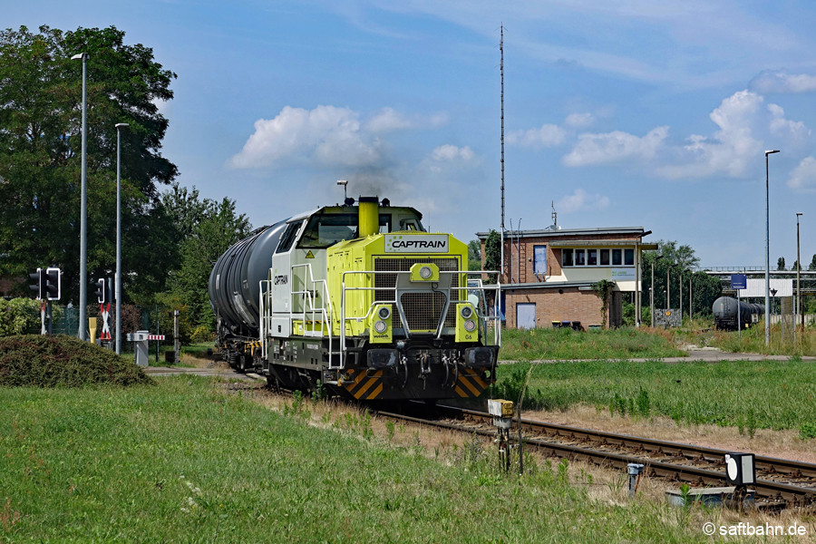 Bitterfeld Nord: 650 118 bringt Kesselwagen nach Bitterfeld Süd zur Abstellung. Im Bild rechts sind Kesselwagen für die Bedienfahrt nach Zörbig abgestellt worden.