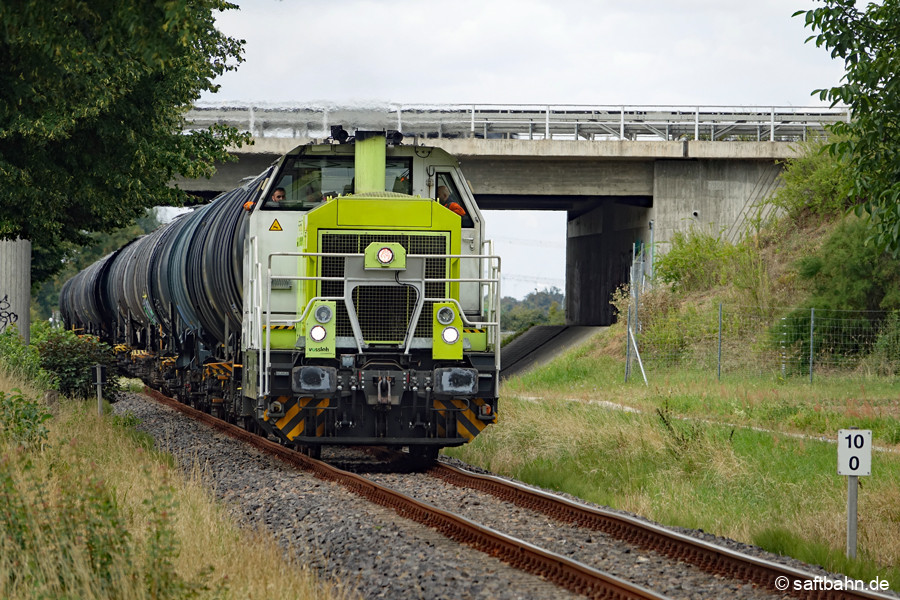 Den knapp 1.800 Tonnen-Zug aus Zörbig chauffiert 650 089 auf dem