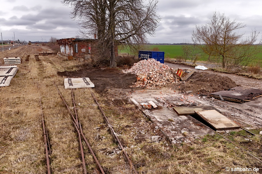 Abgerissener Kleinlokschuppen (rechts) und vorbereitende Arbeiten zum Abriss des Güterschuppens.