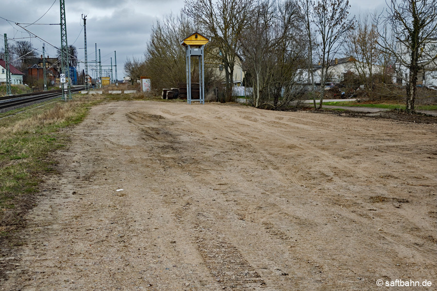Das Gebäude der ehemaligen Bahnmeisterei Stumsdorf war zum 13.03.26 bereits abgerissen und entsorgt. Es lag direkt nebem dem Bahngleis der Saftbahn.
