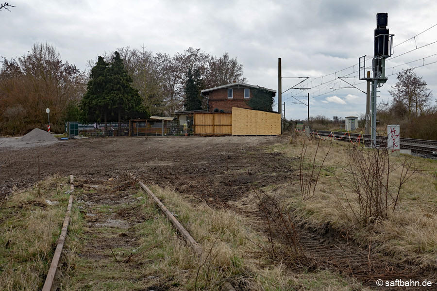 Am Bahnwärter-Wohnhaus, erfolgte der Abriß einer Holzbaracke und des ehemaligen Dienstpostens 50.
