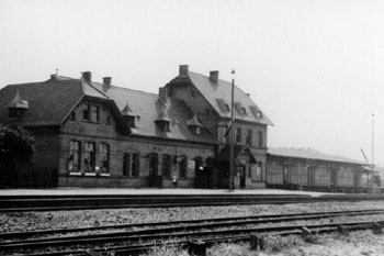 Zörbiger Bahnhof im Jahre 1938. Es ist deutlich zu erkennen, das der Güterschuppen erweitert wurde. Auch ein Kran, für den Warenumschlag, war damals vorhanden.