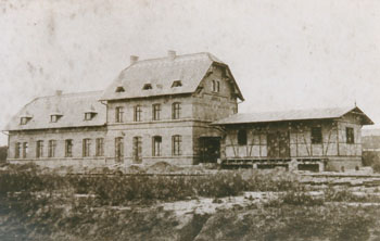 Fertiggestellter Bahnhof Zörbig, mit kurzer Güterhalle im rechten Bildrand. Die Aufnahme entstand von der Bahnsteigseite her.