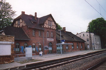 Die zwei Bahnhofsgebäude in Stumsdorf stehen noch heute. Geöffnet haben sie aber schon lang nicht mehr.