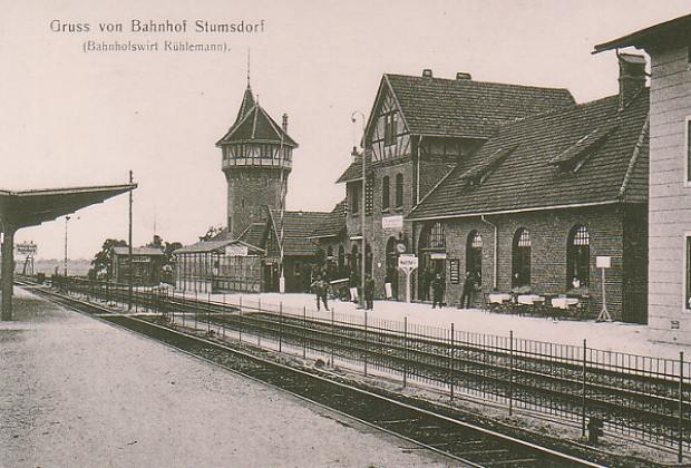 Stumsdorfer Bahnhof um 1903. Der Wasserturm gehörte damals noch zum täglichen Bahnhofsbild.