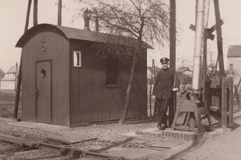 Schrankenwärter in der Zörbiger Victor-Blüthgen-Straße.