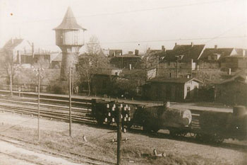 Blick auf die Gleisanlagen des Zörbiger Bahnhofes, im Jahre 1953. Unweit des Bahnhofes stand zu dieser Zeit noch der Wasserturm.