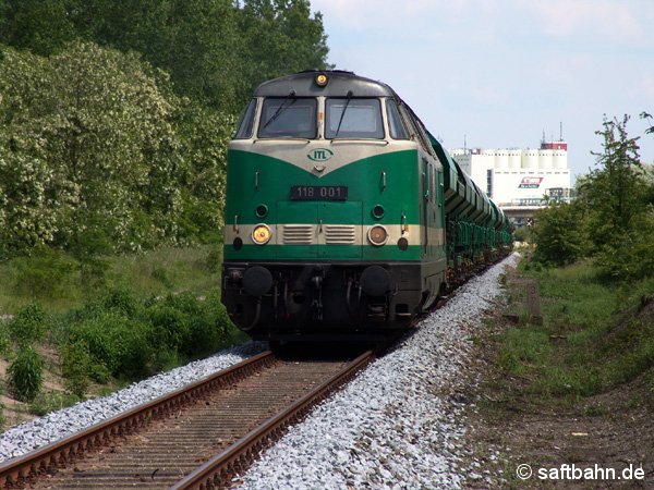Mit einem leeren Schotterzug am Haken, drückt die ITL-Diesellok 118 001 am 08. Juni 2006 die Schüttgutwagen zurück in Richtung Bitterfeld. Der Zug gelangte im Rahmen der Gleissanierung auf die Saftbahnstrecke und verteilte neuen Gleisschotter auf dem Abschnitt zwischen Sandersdorf und Zörbig.