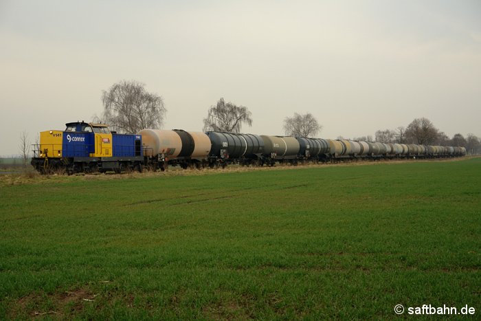 So zeigte sich der Winter im Jahr 2007/2008: Vorbei an grünen Feldern, rollt am 20. Februar 2008 ein rund 1.500 Tonnen schwerer Ethanolzug mit V100-Lok den Bahnhof Großzöberitz entgegen.