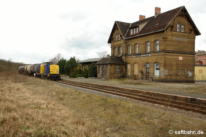 Zu Reichsbahn-Zeiten war Sandersdorf ein wichtiger Unterwegsbahnhof. Nicht nur Zugkreuzungen fanden hier statt sondern auch Bedienfahrten zu verschiedenen Anschlussgleisen und Ladestellen. Als am 12.03.2008 ein Kesselzug aus Zörbig den Bahnhof Sandersdorf durchfährt, existiert nur noch ein Hauptgleis. Alle Nebengleise und Anschlussgleise waren zu dieser Zeit schon ausgebaut.