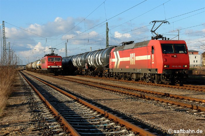 Können auf der Saftbahnstrecke nur Dieselloks die Güterzüge ziehen, werden diese von und nach Bitterfeld ausschließlich mit Elektroloks traktioniert. Am 03.04.2008 hat die E-Lok 145-CL 015 der Häfen und Güterverkehr Köln (HGK) einen vollen Ethanolzug im Bitterfelder Bahnhof übernommen und bringt diesen nach Vohburg zur Raffinerie.