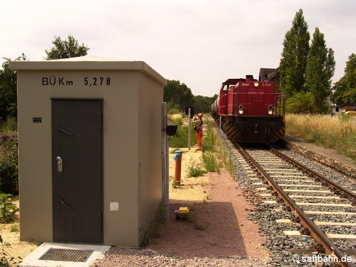 Kräftig gebaut wurde im Sommer 2006 auch im Bahnhof von Sandersdorf. Nicht nur das Nebengleise und Hauptsignale verschwanden. Rundum erneuert und modernisiert wurden auch die Bahnübergnge in der Ortschaft. Am 12.07.2006 ist die MAK-Diesellok (Typ G 1206) mit einem kurzem Kesselzug aus Zörbig am Bahnübergang 