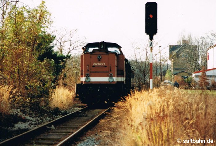 Anlässlich einer Notfallüberung im Bahnhof Sandersdorf, gelangte am 27.11.1999 ein Hilfszug mit der V100 Lok 202 675-5 auf die Strecke. Rund 10-Jahre später setzt die Bahn AG die Lok im Geschäftsbereich