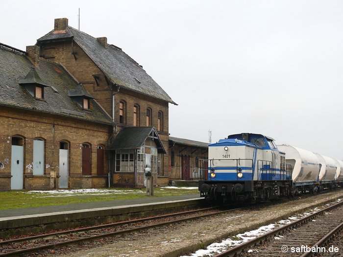 Nach der Zwischenabstellung eines Getreidezuges im Bahnhof Zörbig, welcher Anfang Januar 2009 im Zörbiger Gewerbegebiet entladen wurde, übernimmt Lok 1401 am 26.01.2009 den Leerzug in Richtung Kehl/Strasbourg.