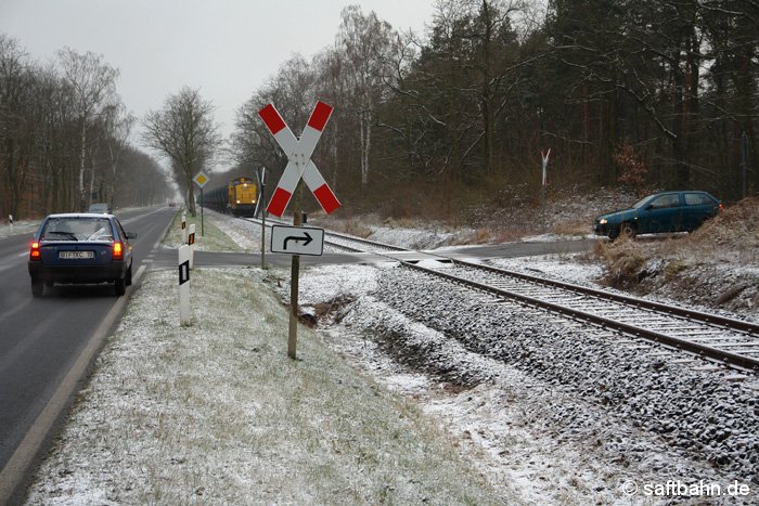 Dem Schienenverkehr vorrang gewähren: Vorbildlich verhielten sich am 19.03.2008 die Straßenverkehrsteilnehmer am Bahnübergang 