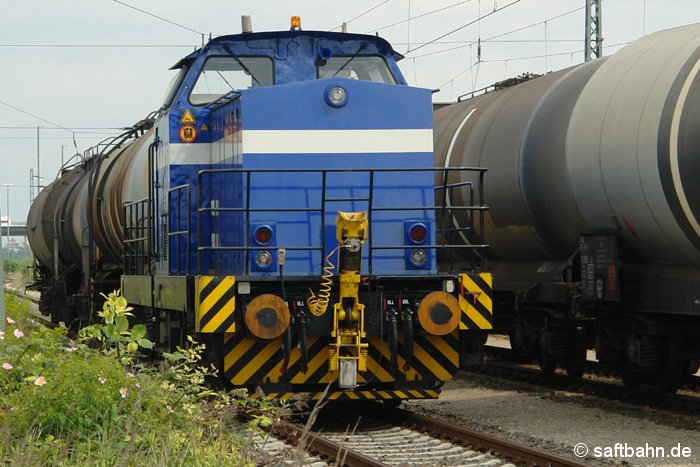 Die InfraLeuna (IL) traktioniert öfters die Zörbiger Ethanolzüge zwischen Bitterfeld und Großkorbetha. Am 18.05.2009 hatte die IL (Nr. 133) gerade einen Ethanolrückläufer im Bahnhof Bitterfeld abgestellt und sich vor einer Wagengruppe für die Leuna-Werke gesetzt. Bei der Diesellok handelt es sich um eine werkseigene Leuna-Lok welche am 30.06.1981 an die VEB Chemische Werke Leuna ausgeliefert und in den letzten Jahren modernisiert wurde.