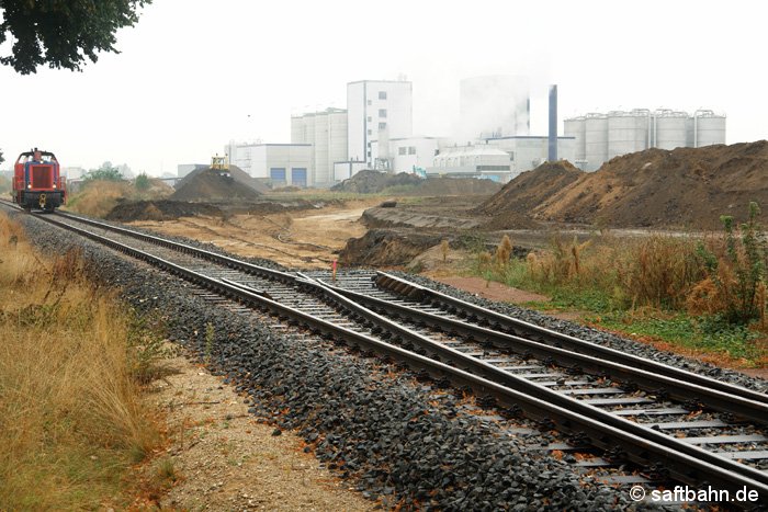 Im Bau war im III. Quartal 2006 das neue VERBIO-Verbindungsgleis im Zörbiger Gewerbegebiet. Am 27.09.2006 hatte Diesellok V133 einen Leerzug zur Anschlussweiche am Bahnkilometer 14,2 geschoben und fuhr auf dem Rückweg nach Bitterfeld Nord an der Baugrube am Kilometer 13,5 vorüber.